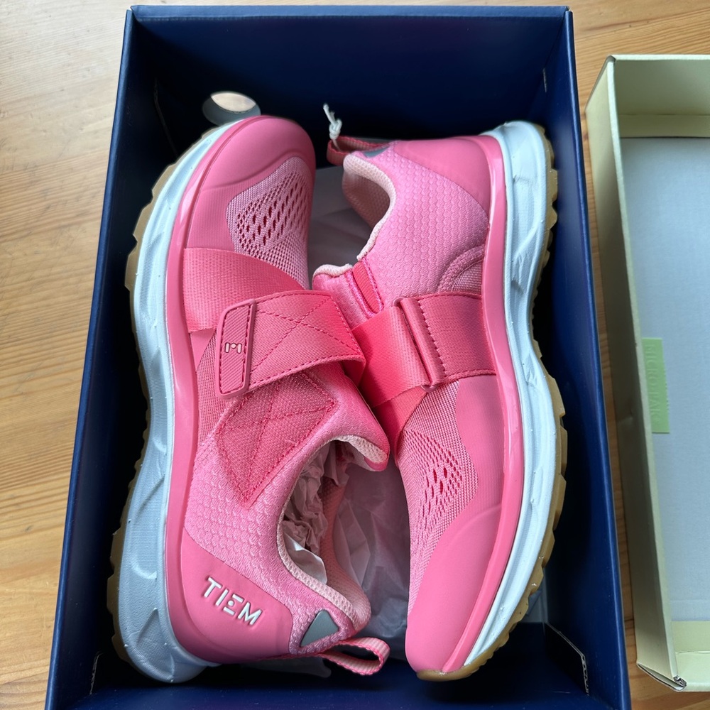 Tiem cycling shoes. NWT. Pink. Size: 7.